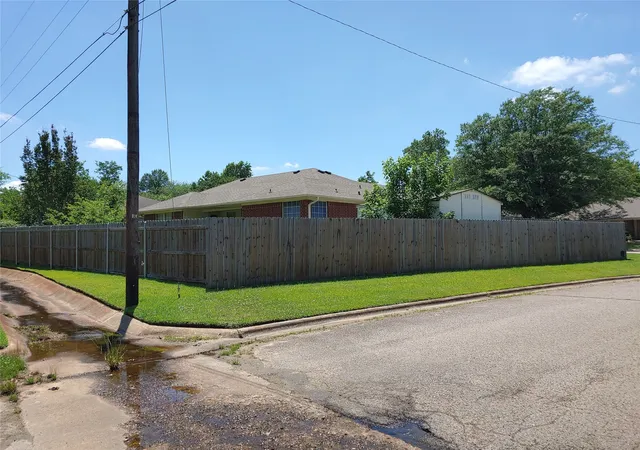 Photo 4 of Sale Pending at 1360 Ne 26Th St, Paris, TX 75460 | MLS# 21287882 | Listing updated on 2026-08-31