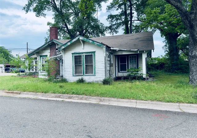Photo 3 of Single family home for sale at 208 Texas St, Sulphur Springs, TX 75482 | MLS# 21288910 | Listing updated on 2026-09-26