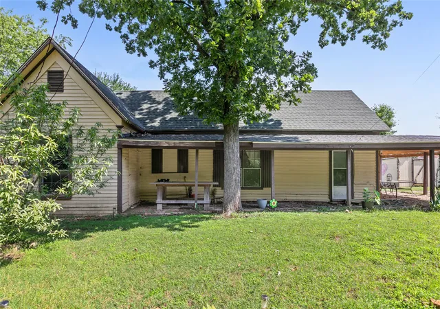 Photo 2 of Single family home for sale at 704 Cantrell St, Waxahachie, TX 75165 | MLS# 21288133 | Listing updated on 2026-10-02