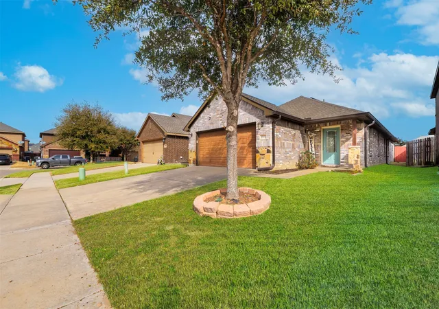 Photo 2 of Single family home for sale at 5505 Thunder Bay Dr, Fort Worth, TX 76119 | MLS# 21289075 | Listing updated on 2026-07-24