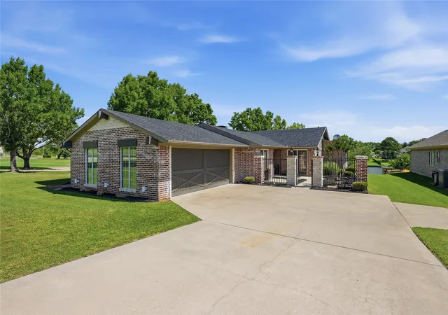 Homes for sale in Gainesville, TX | 533 Kiowa Dr W, Gainesville, TX 76240 | MLS# 21276271