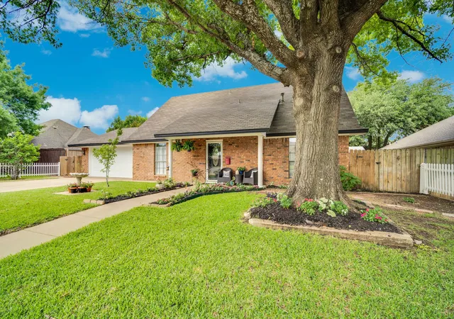 Homes for sale in Midlothian, TX | 1647 E Pleasant Dr, Midlothian, TX 76065 | MLS# 21289062