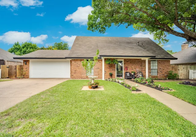 Homes for sale in Midlothian, TX | 1647 E Pleasant Dr, Midlothian, TX 76065 | MLS# 21289062