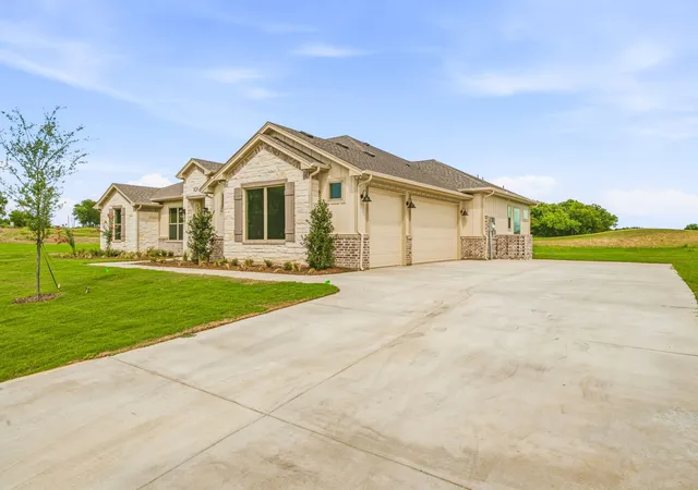Photo 3 of Single family home for sale at 101 Eagle Ct, Glen Rose, TX 76077 | MLS# 21287749 | Listing updated on 2026-07-15
