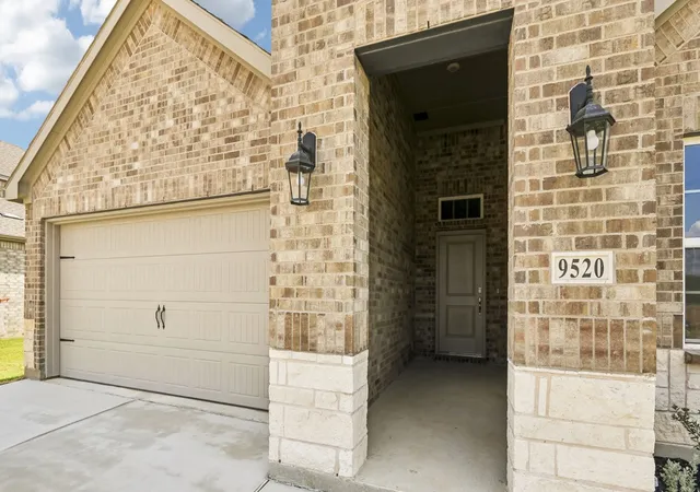 Photo 4 of Single family home for sale at 9520 Bently Blvd, Aubrey, TX 76227 | MLS# 21289238 | Listing updated on 2026-10-28