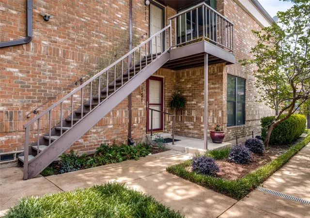 4th image of 4933 Skillman St, Dallas, TX 75206