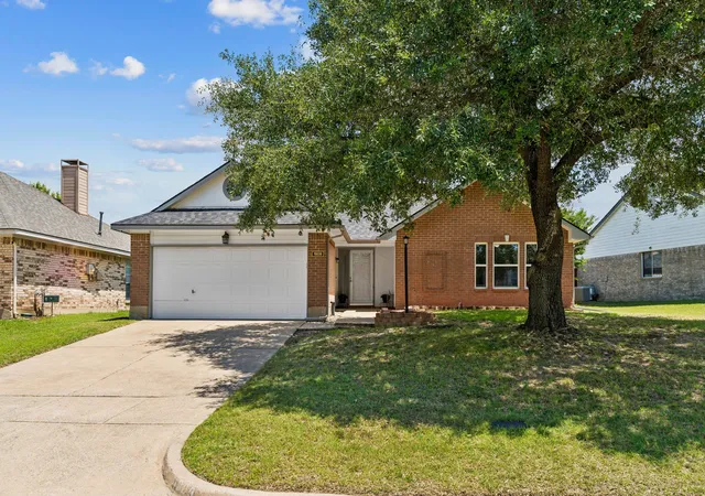 Photo 2 of Single family home for sale at 1909 Timberline Ln, Sherman, TX 75092 | MLS# 21285103 | Listing updated on 2026-09-23