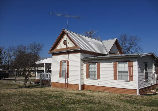 Photo 3 of Single family home for sale at 608 N Colorado St, Whitney, TX 76692 | MLS# 21289509 | Listing updated on 2026-07-23