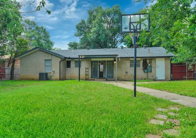 3rd image of 2007 E Park Row Dr, Arlington, TX 76010 | MLS# 21288410