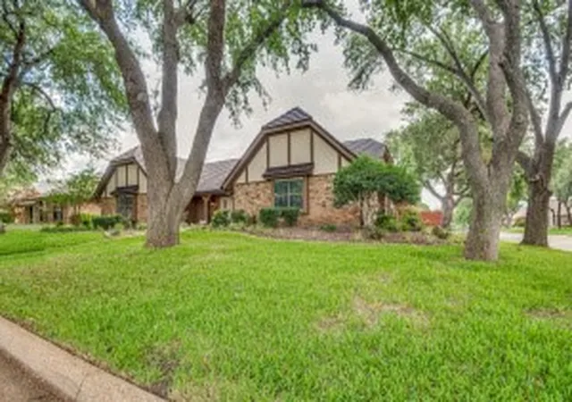 Photo 2 of Sale Pending at 5601 Dye Dr, Arlington, TX 76013 | MLS# 21289605 | Listing updated on 2026-08-31