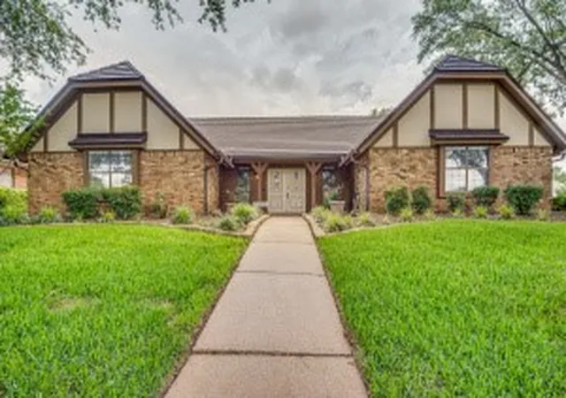Photo 3 of Sale Pending at 5601 Dye Dr, Arlington, TX 76013 | MLS# 21289605 | Listing updated on 2026-08-31