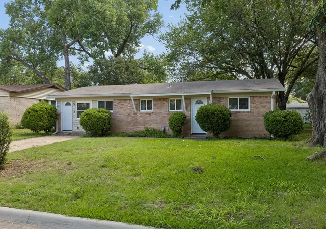 Photo 1 of Single family home for sale at 2013 Alan A Dale Rd, Arlington, TX 76013 | MLS# 21287019 | Listing updated on 2026-08-20