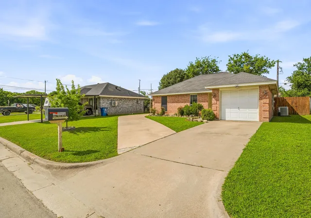 Photo 3 of Sale Pending at 128 Liesa St, Alvarado, TX 76009 | MLS# 21289897 | Listing updated on 2026-08-03