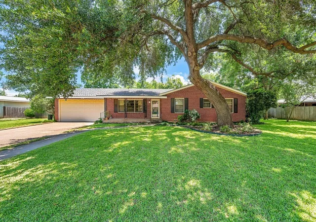 Homes for sale in Woodway, TX | 421 Bellaire Dr, Woodway, TX 76712 | MLS# 21288108