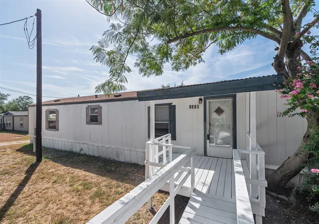 Manufactured home for sale at 1321 Phoenix Ct, Granbury, TX 76048 | MLS# 21289988