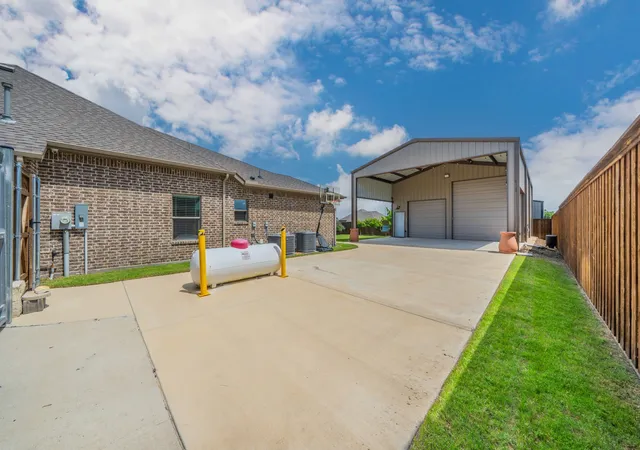 Photo 3 of Single family home for sale at 1745 Meadowbrook Ln, Nevada, TX 75173 | MLS# 21287924 | Listing updated on 2026-10-01