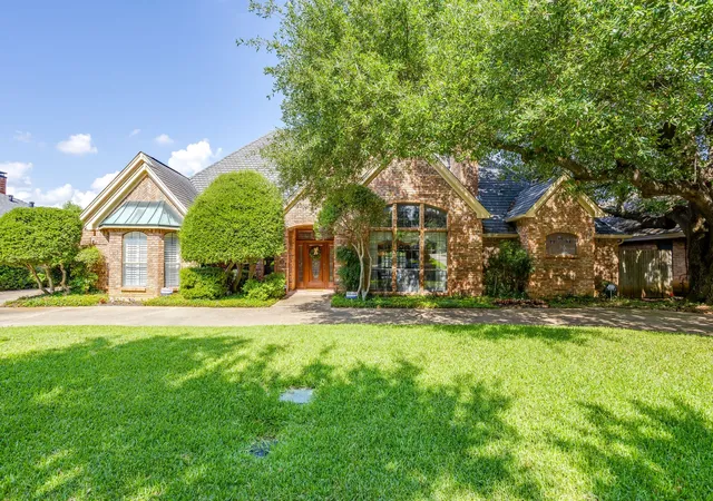 Photo 1 of Single family home for sale at 2006 Lake Country Dr, Arlington, TX 76012 | MLS# 21289702 | Listing updated on 2026-10-02
