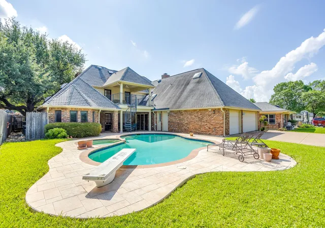Photo 2 of Single family home for sale at 2006 Lake Country Dr, Arlington, TX 76012 | MLS# 21289702 | Listing updated on 2026-10-02