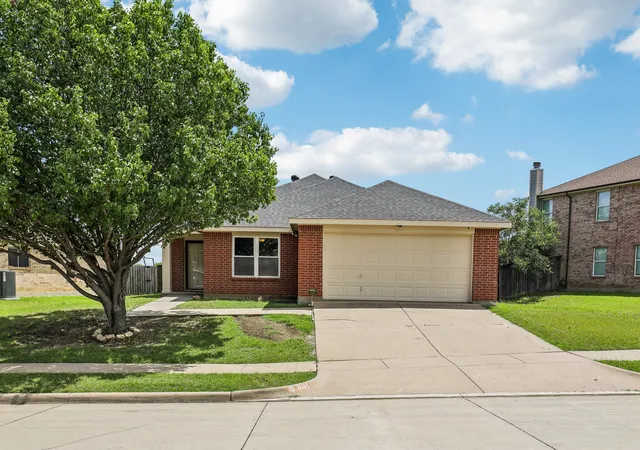 Photo 1 of Single family home for sale at 8111 Macgregor Dr, Arlington, TX 76002 | MLS# 21289568 | Listing updated on 2026-07-27