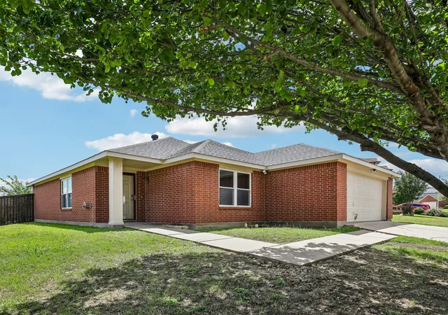 Photo 2 of Single family home for sale at 8111 Macgregor Dr, Arlington, TX 76002 | MLS# 21289568 | Listing updated on 2026-07-27