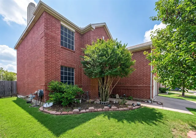 2nd image of 1060 Westbrook Ct, Grand Prairie, TX 75052 | MLS# 21284055