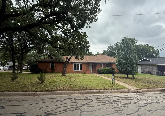 Homes for sale in Euless, TX | 407 Dunaway Dr, Euless, TX 76040 | MLS# 21290324