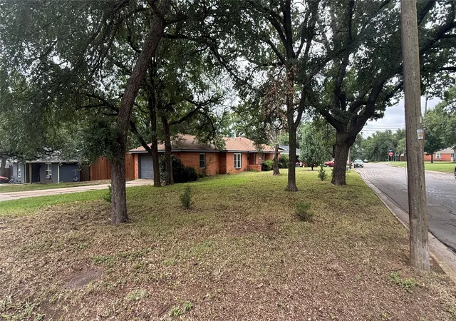 Homes for sale in Euless, TX | 407 Dunaway Dr, Euless, TX 76040 | MLS# 21290324