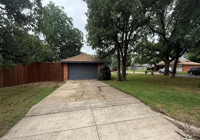 Homes for sale in Euless, TX | 407 Dunaway Dr, Euless, TX 76040 | MLS# 21290324
