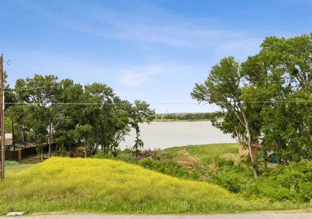 Homes for sale in The Colony, TX | 4547 N Shore Dr, The Colony, TX 75056 | MLS# 21290481