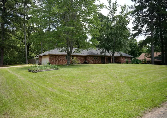 Photo 1 of Sale Pending at 4049 Parkwood Dr, Shreveport, LA 71119 | MLS# 21288061 | Listing updated on 2026-10-07