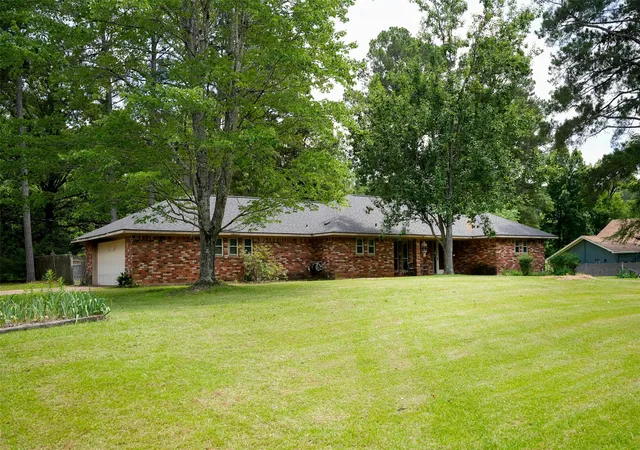 Photo 3 of Sale Pending at 4049 Parkwood Dr, Shreveport, LA 71119 | MLS# 21288061 | Listing updated on 2026-10-07