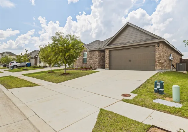 Photo 1 of Single family home for sale at 1210 Grand View Dr, Ennis, TX 75119 | MLS# 21289722 | Listing updated on 2026-07-20