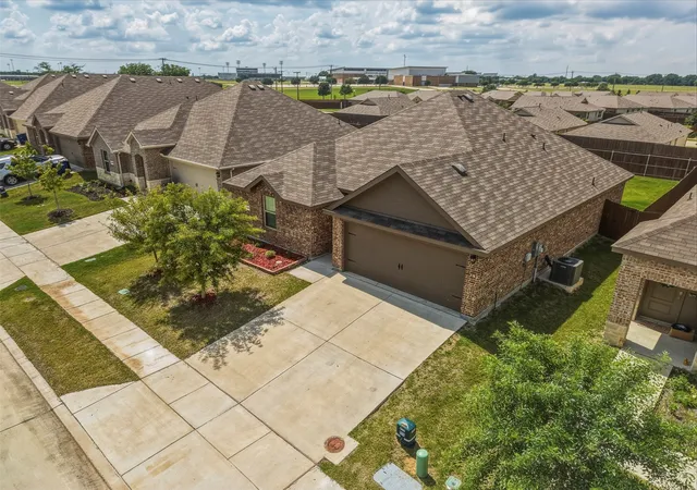 Photo 2 of Single family home for sale at 1210 Grand View Dr, Ennis, TX 75119 | MLS# 21289722 | Listing updated on 2026-07-20