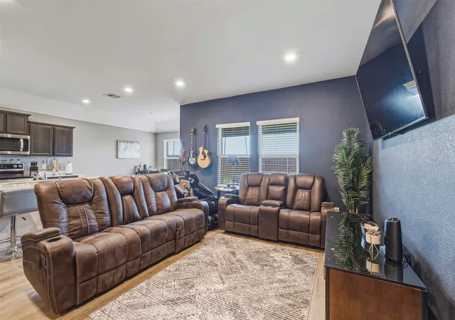 Photo 4 of Single family home for sale at 1210 Grand View Dr, Ennis, TX 75119 | MLS# 21289722 | Listing updated on 2026-07-20