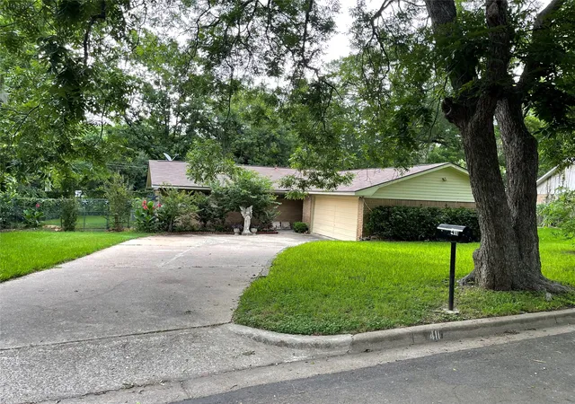 Photo 1 of Single family home for sale at 411 Brookwood Dr, Woodway, TX 76712 | MLS# 21288164 | Listing updated on 2026-08-28