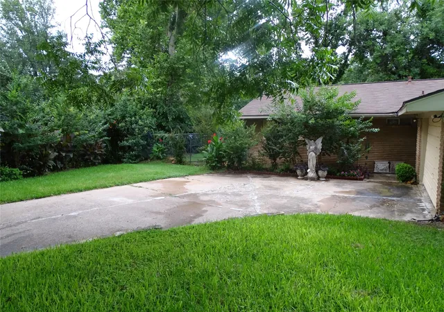 Photo 2 of Single family home for sale at 411 Brookwood Dr, Woodway, TX 76712 | MLS# 21288164 | Listing updated on 2026-08-28