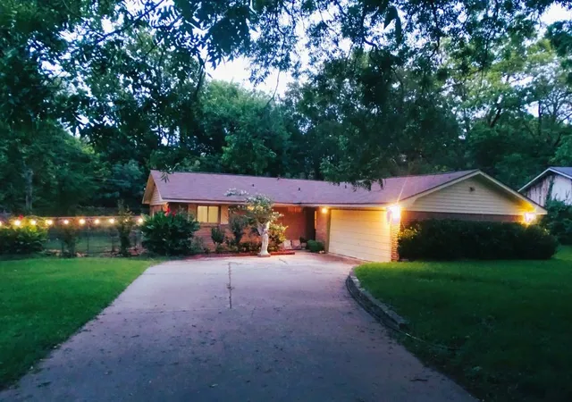 Photo 3 of Single family home for sale at 411 Brookwood Dr, Woodway, TX 76712 | MLS# 21288164 | Listing updated on 2026-08-28