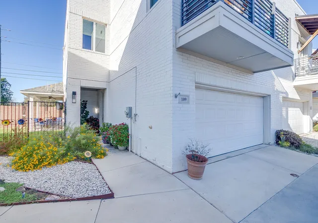Townhouse for sale at 109 Crossroads Cir, Fort Worth, TX 76114 | MLS# 21290103