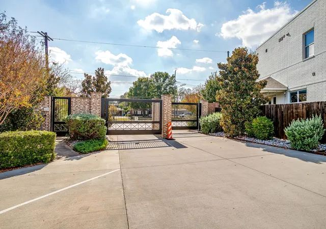 Photo 2 of Townhouse for sale at 109 Crossroads Cir, Fort Worth, TX 76114 | MLS# 21290103 | Listing updated on 2026-08-28