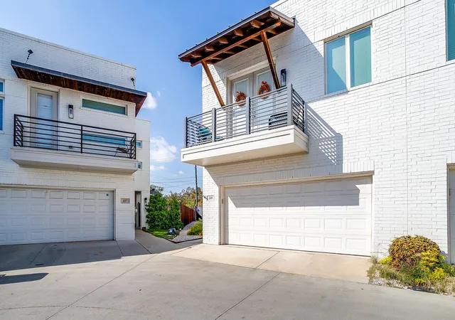 Photo 3 of Townhouse for sale at 109 Crossroads Cir, Fort Worth, TX 76114 | MLS# 21290103 | Listing updated on 2026-08-28