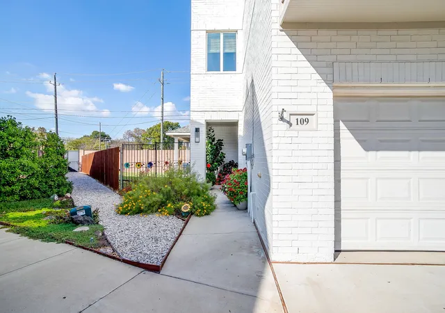 Photo 4 of Townhouse for sale at 109 Crossroads Cir, Fort Worth, TX 76114 | MLS# 21290103 | Listing updated on 2026-08-28