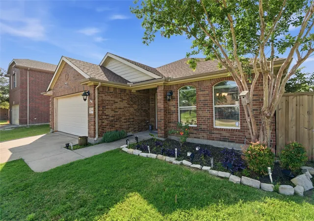 Photo 3 of Single family home for sale at 301 Long Prairie Dr, Forney, TX 75126 | MLS# 21290518 | Listing updated on 2026-08-31