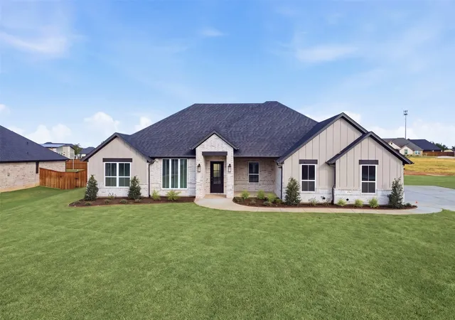 Photo 1 of Single family home for sale at 2120 Middlewood Cir, Granbury, TX 76049 | MLS# 21289195 | Listing updated on 2026-10-07