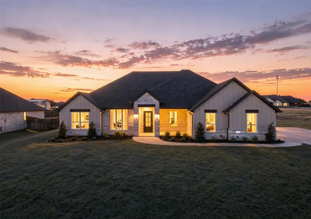Photo 2 of Single family home for sale at 2120 Middlewood Cir, Granbury, TX 76049 | MLS# 21289195 | Listing updated on 2026-10-07