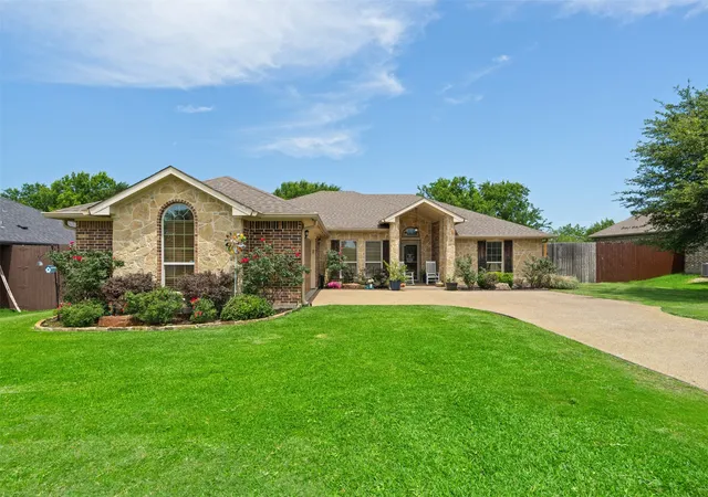 Photo 1 of Single family home for sale at 916 Winged Foot, Corsicana, TX 75110 | MLS# 21290492 | Listing updated on 2026-09-16