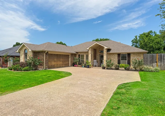 Photo 2 of Single family home for sale at 916 Winged Foot, Corsicana, TX 75110 | MLS# 21290492 | Listing updated on 2026-09-16