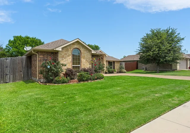 Photo 3 of Single family home for sale at 916 Winged Foot, Corsicana, TX 75110 | MLS# 21290492 | Listing updated on 2026-09-16