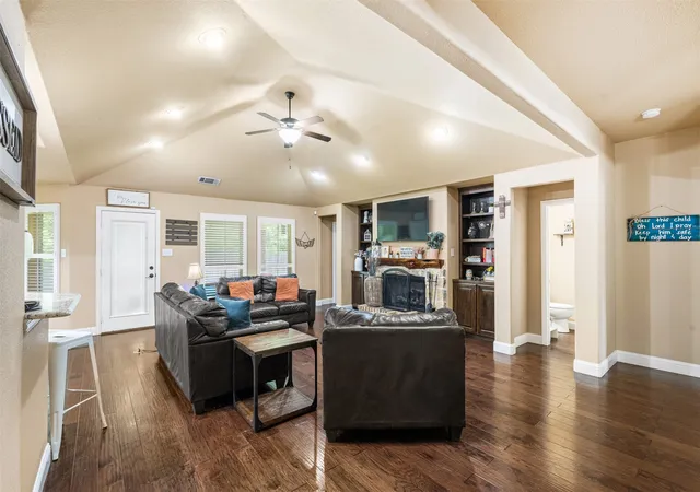 Photo 4 of Single family home for sale at 916 Winged Foot, Corsicana, TX 75110 | MLS# 21290492 | Listing updated on 2026-09-16