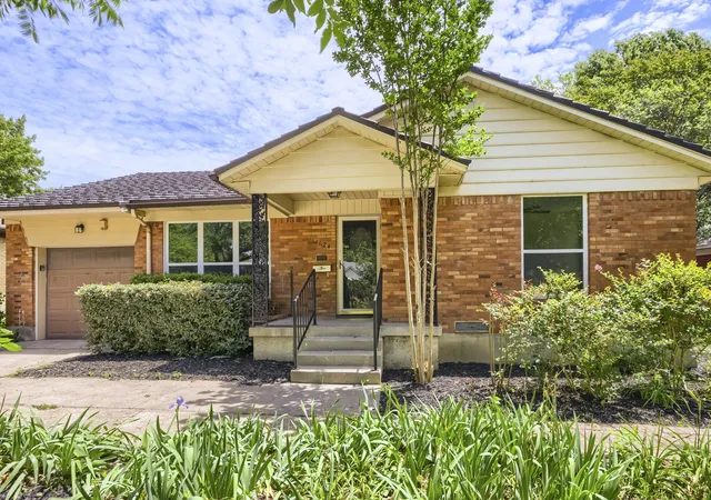 2nd image of 11624 Tuscany Wy, Dallas, TX 75218 | MLS# 21176403
