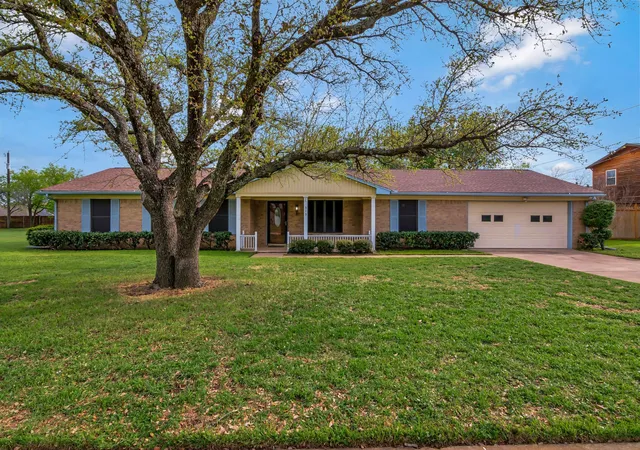 Homes for sale in Justin, TX | 319 Allen Dr, Justin, TX 76247 | MLS# 21290764